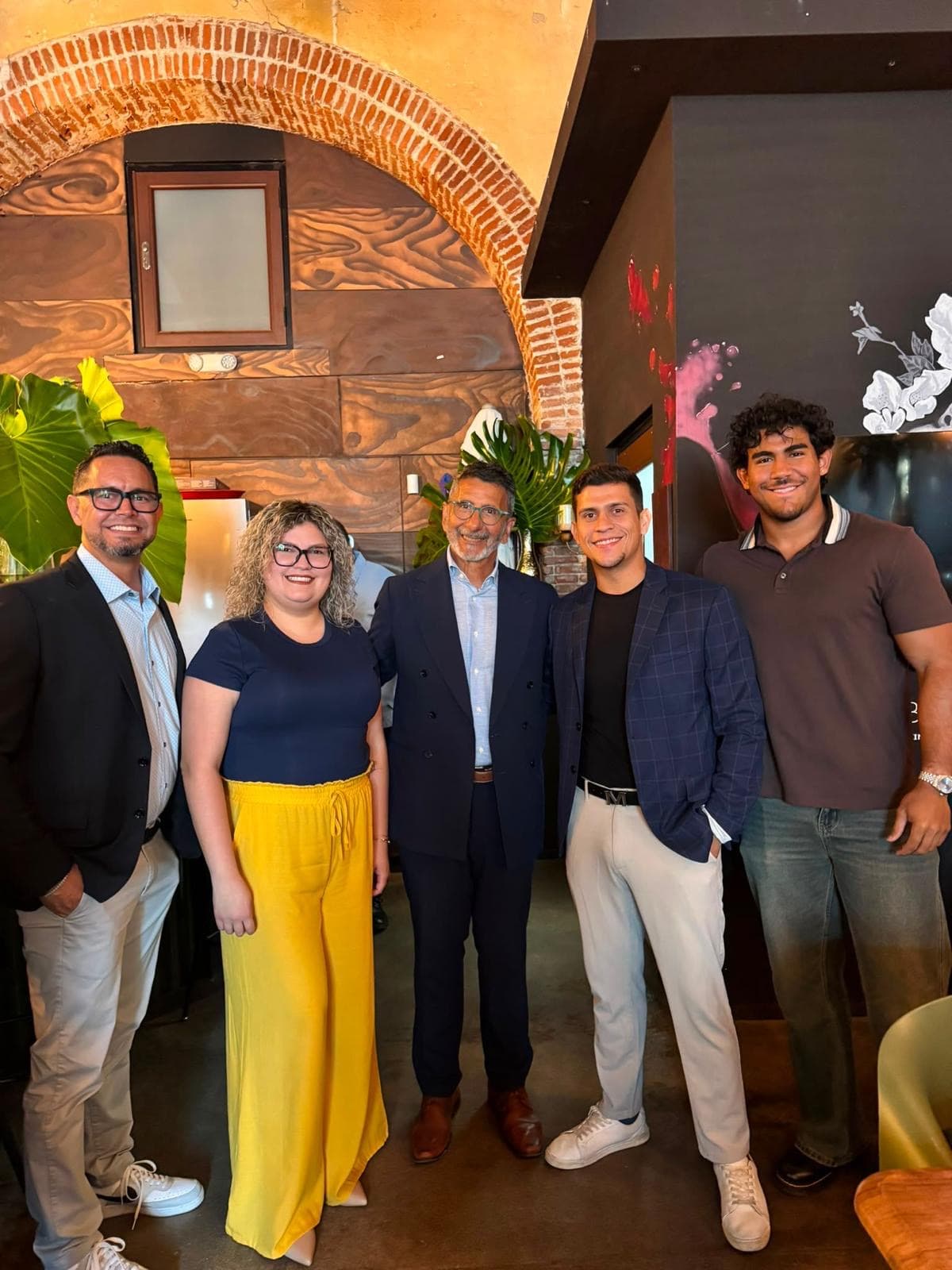 El equipo de Unity Insurance junto a aliados y clientes en un restaurante del Viejo San Juan
